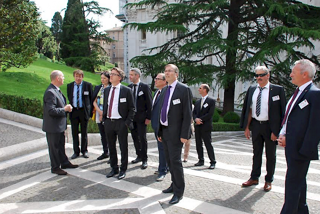 Oberwalliser Politiker auf einem Rundgang durch die Vatikanischen Gärten.