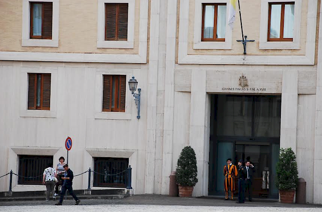 Hier, im ersten Stock, wohnt Papst Franziskus. Er hat die übliche Papstwohnung seiner Vorgänger verlassen und bevorzugt den direkten Kontakt mit Ordensleuten.