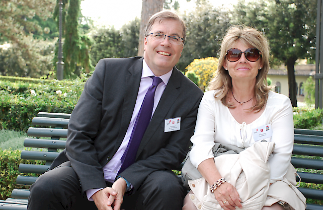 Staatsrat Jean-Michel Cina mit seiner Gattin Nadine während einer kurzen Pause in den Vatikanischen Gärten.