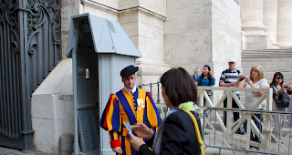 Der Gardist l&auml;sst durch. Staatsr&auml;tin Esther Waeber-Kalbermatten unterwegs im Vatikan.