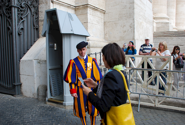 Der Gardist lässt durch. Staatsrätin Esther Waeber-Kalbermatten unterwegs im Vatikan.