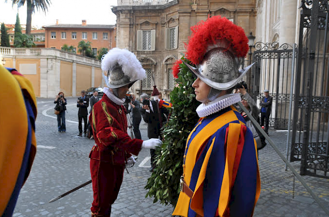 Kranzniederlegung auf der «Piazza dei Protomartiri Romani» durch die Walliser Regierung zum Gedenken der verstorbenen Gardisten im «Sacco di Roma» am Dienstagabend.