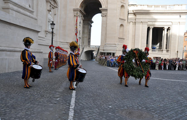 Kranzniederlegung auf der «Piazza dei Protomartiri Romani» durch die Walliser Regierung zum Gedenken der verstorbenen Gardisten im «Sacco di Roma» am Dienstagabend.