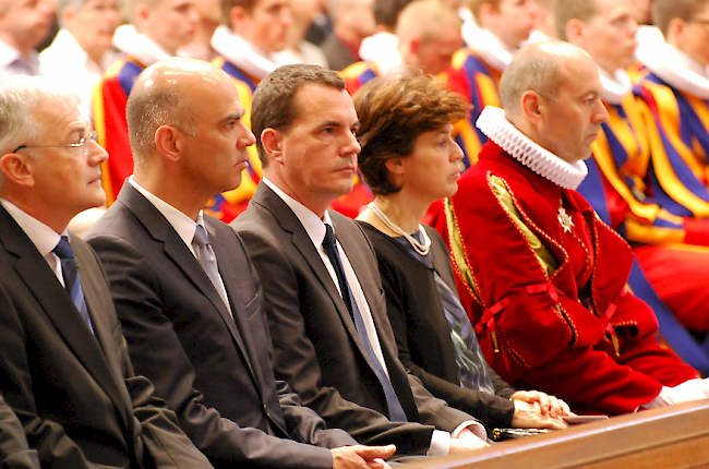 Bundesrat Alain Berset mit der diplomatischen Vertretung der Schweiz sowie Gardekommandant Christoph Graf und dessen Gattin.