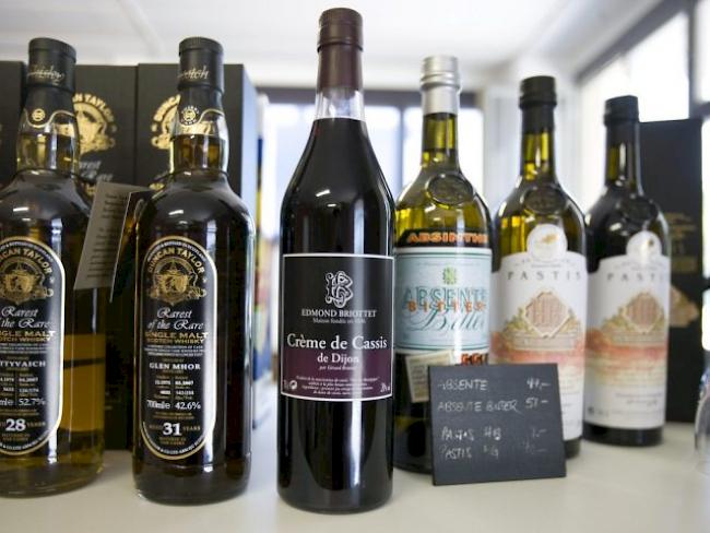 Flasche "Creme de Cassis de Dijon" in einem Geschäft (Symbolbild)
