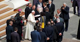 P&auml;pstlicher H&auml;ndedruck f&uuml;r Staatsr&auml;tin Esther Waeber-Kalbermatten...