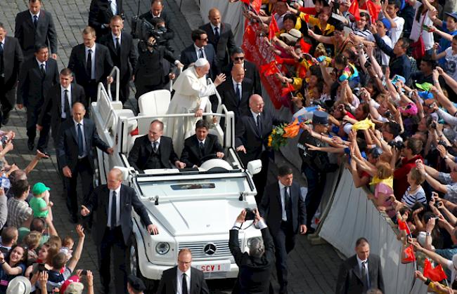 Generalaudienz auf dem Petersplatz. Der Papst begrüsst zehntausende von Gläubigen aus dem Papamobil.