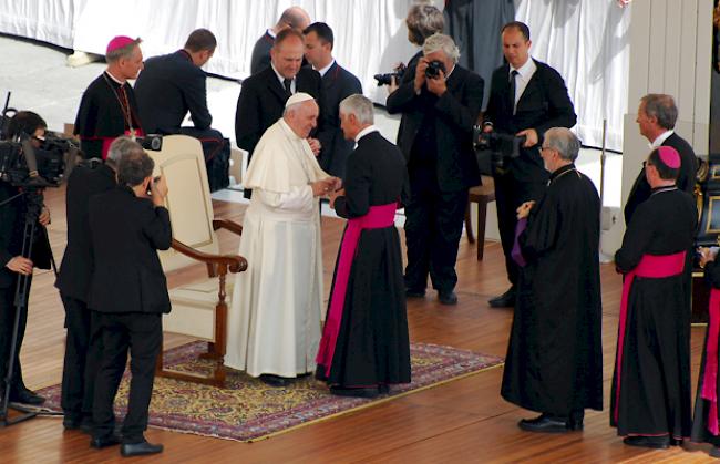 Ein herzliches Lächeln von Papst Franziskus für Bischof Jean-Marie Lovey.