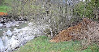 Illegal? Der Misthaufen &laquo;im Brunni&raquo; in Fiesch liegt sehr nahe am Rottenbord.