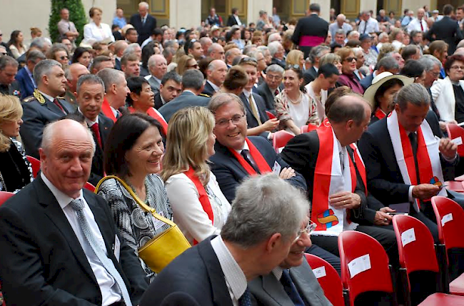 Die Walliser Regierungsvertreter warten mit ihren Partnern auf die Vereidigung.