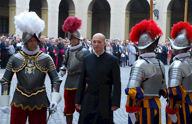 Bevor es los geht, inspiziert der Kommandant mit dem Gardekaplan nochmals die Truppe.