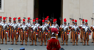 Die 32 Junggardisten in Reih und Glied im Damasushof.