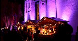 An zahlreichen Martkst&auml;nden werden Waren feilgeboten.