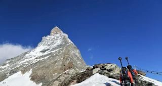 Seilschaft gleich Kamera-Team: Stephan Siegrist und David Fasel vor dem Routeneinstieg, etwas oberhalb der H&ouml;rnlih&uuml;tte. Im Hintergrund thront das Matterhorn.