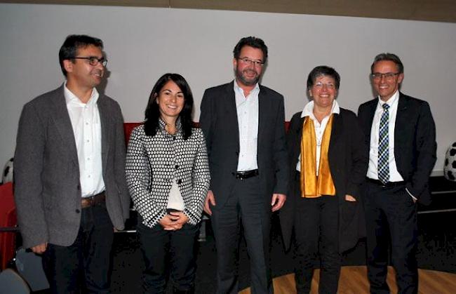 Referierten am Mitgliederanlass des Vereins Wirtschaftsforum Oberwallis: Marzell Chanton (Bildmitte), Nationalrätin Lucrezia Meier-Schatz (rechts) und Ursula Stüdi vom kantonalen Büro für Gleichstellung.
