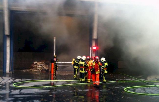 Der Brand in der Schredderanlage der Kehrichtverbrennungsanlage in Gamsen hatte starke Rauchentwicklung zur Folge.