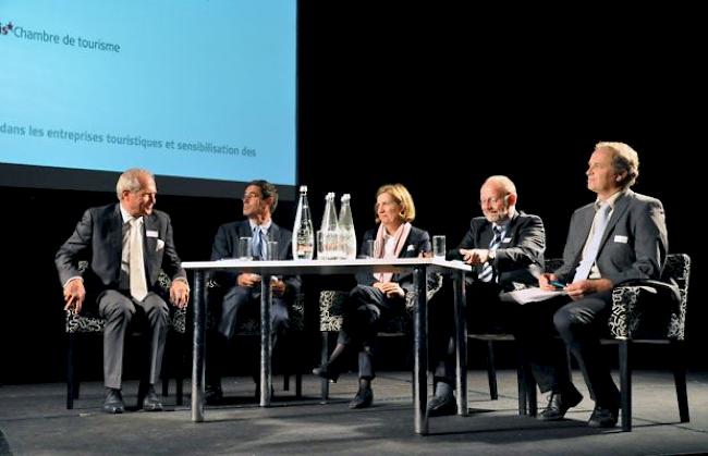Diskussionsrunde mit Michel Perret, Mauro DellAmbrogio, Bénédicte Mainbourg, Dominique de Buman und Patrice Clivaz.