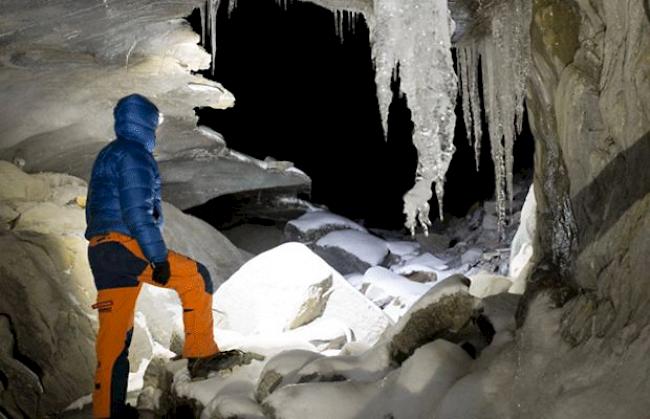 David Bumann in einer Eishöhle.