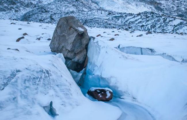 Gletscherflüsse und Mühlen: Bumann und das Forschungsteam entnehmen dem Gletscher Kleinstlebewesen aus dem glazialen Bereich, um diese im Rahmen eines ESA-Projektes in den Weltraum zu schicken.