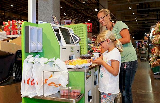 Mit Passabene Self-Checkout kann die Coop-Kundschaft ihre Waren an stationären Kassen selbst einscannen und bezahlen.
