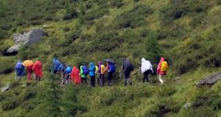 Die Wallfahrer bei heftigem Regen auf dem Weg ins Berisal.
