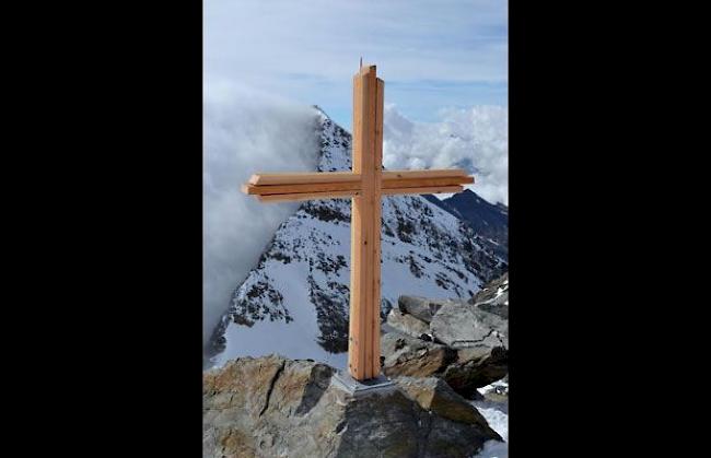 Am Sonntag wurde das Gipfelkreuz auf dem Fletschhorn eingesetzt.