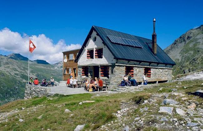 Die Turtmannhütte bei schönem Wetter