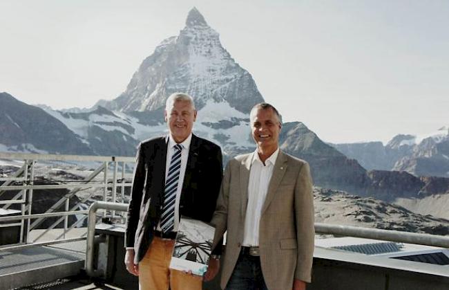 Positives Geschäftsergebnis für die Zmeratt Bergbahnen AG: Verwaltungspräsident Hans Peter Julen und Markus Hasler, CEO der Zermatt Bergbahnen AG.