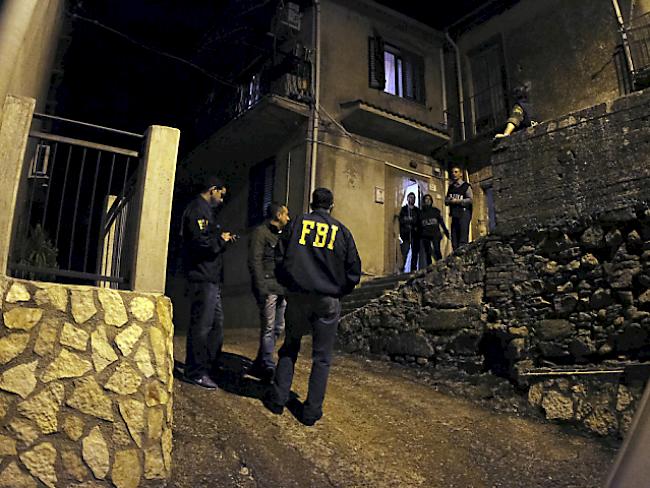 Polizisten und FBI-Agenten bei der Razzia in Sinopoli