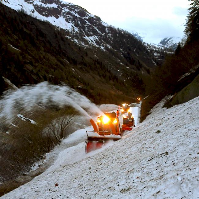 Im Scheinwerferlicht. Die Räumungsequipen nehmen ihre Arbeit jeweils um 5 Uhr morgens in Angriff. (Foto zvg)