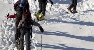 Die Skitourenfahrer sind aufgrund fehlender Ortskenntnisse vom Weg abgekommen. (Symbolbild)