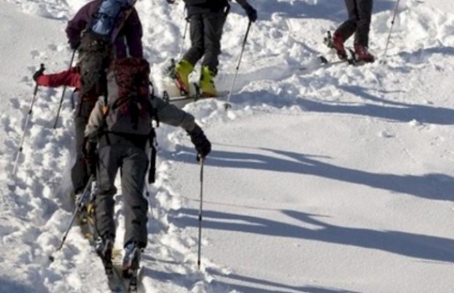 Die Skitourenfahrer sind aufgrund fehlender Ortskenntnisse vom Weg abgekommen. (Symbolbild)