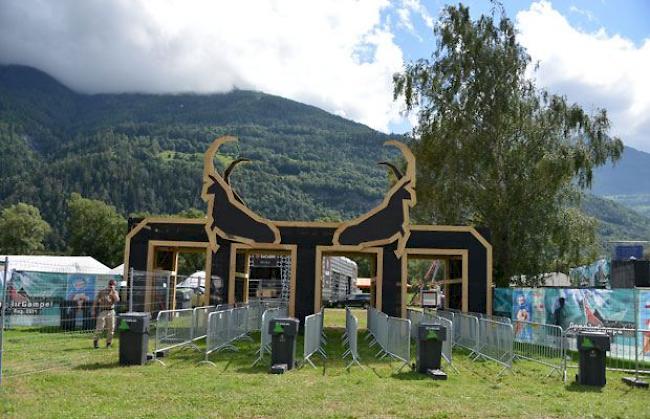 Der Eingang vom Zeltplatz zum Festivalgelände wird von den typischen Gampel-Steinböcke verziert.