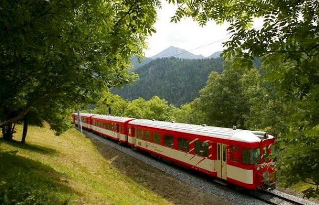 Ein Zug der Matterhorn Gotthard Bahn zwischen Grengiols und Lax.