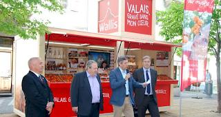 Von links: Hubert Zufferey, Direktor IFELV (Walliser Obst- und Gem&uuml;se Branchenorganisation); Marcel Maurer, Stadtpr&auml;sident Sitten; Damian Constantin, Direktor Valais/Wallis Promotion und Jean-Michel Cina, Regierungspr&auml;sident.