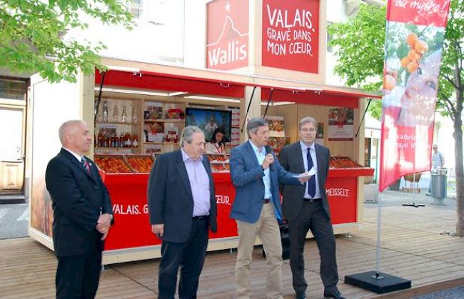 Von links: Hubert Zufferey, Direktor IFELV (Walliser Obst- und Gemüse Branchenorganisation); Marcel Maurer, Stadtpräsident Sitten; Damian Constantin, Direktor Valais/Wallis Promotion und Jean-Michel Cina, Regierungspräsident.