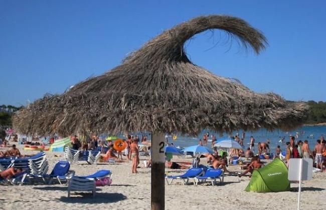 Touristen am Strand von Sa Coma in Mallorca, Spanien - ab Sitten kann man hinfliegen.