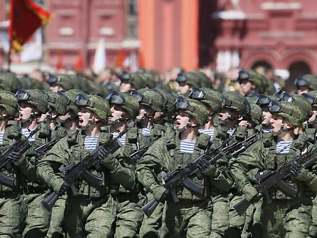 Russische Soldaten marschieren am Tag des Sieges (Archiv)