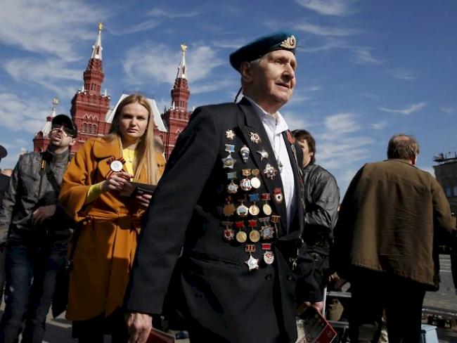 Ein Veteran aus dem Zweiten Weltkrieg auf dem Roten Platz in Moskau