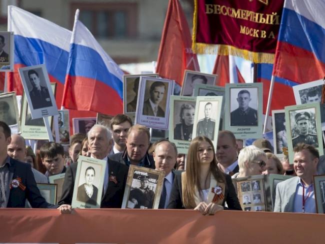 Präsident Putin (Mitte) am Umzug in Moskau
