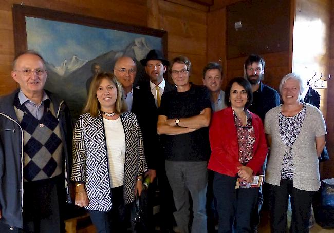 GV des Vereins «Walliser in aller Welt» in Ferden (v.l.): Jean-Claude Dayer, ehemaliger Präsident, das Ehepaar Trombetta, Argentinische Botschaft der Schweiz, Eric Rudaz, Präsident, Christophe Carron, Verantwortlicher Unterwallis, das Ehepaar Susmann, Konsul der argentinischen Botschaft und selber Ahne Oberwalliser Auswanderer, Patric Zenklusen, Verantwortlicher Oberwallis und Juliette Morand, Sekretariat.