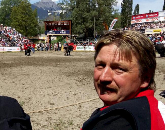 Sepp Carlen, Eringerzüchter und Besitzer von Schakira, Königin von 2012 verfolgt die Schwünge in der Arena. 