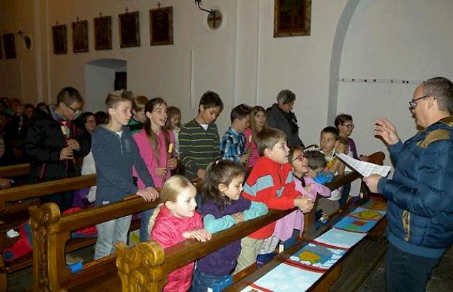 Mit Gesang und Flötenspiel leiteten die Schüler die Kinderweihnacht ein.