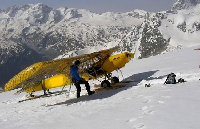 Flächenflugzeug am Äschihorn per Heli ausgeflogen.