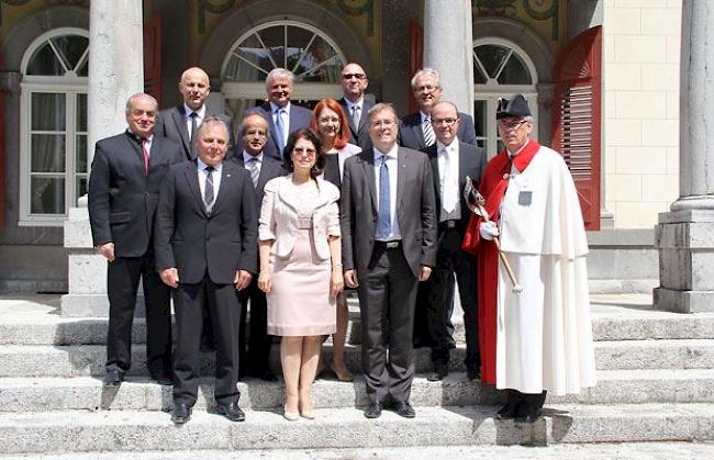 Die Walliser Delegation umrahmt die Botschafterin von Rumänien.