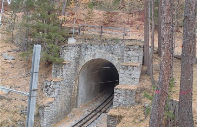 Durch die neue Brücke über das Trasse der Grornergrat Bahn wird die Tunnelüberführung bis auf 21 Meter verbreitert.