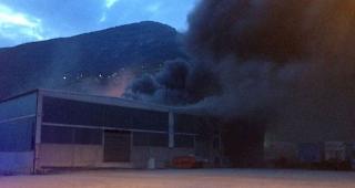Die in Brand stehende Lagerhalle.