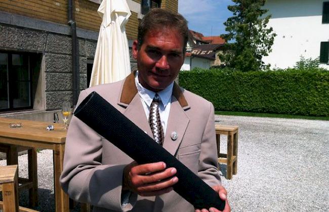 Bergführer Anjan Truffer mit der Einladung für die Queen.