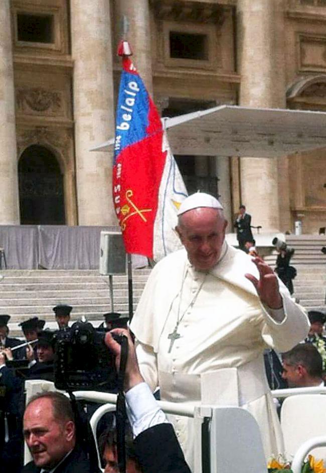 Papst Franziskus winkt in die Menge. Im Hintergrund: Die Vereinsfahne der MG «Belalp».