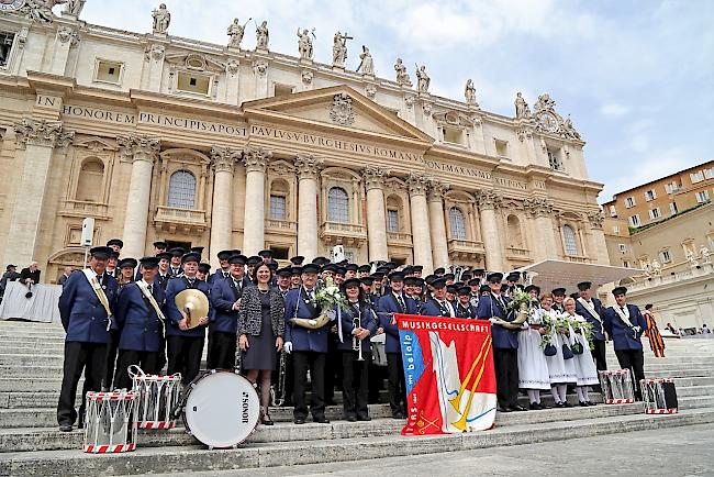 Gruppenfoto vor dem Petersdom